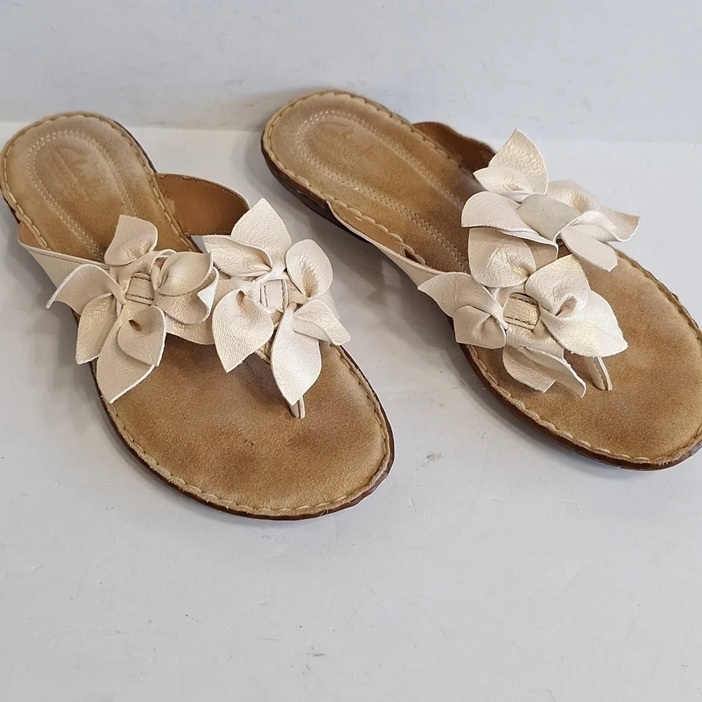 Clarks Cream Leather Metallic Coquette Sandal with Floral Embellishment Size 7.5
